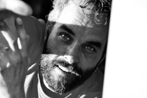 Phillip ist Treinel, also Trainer in der Capoeira. Mit offenem Augenkontakt ist er ansprechbar für sein Gegenüber.