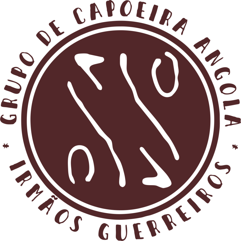 Das Logo der Capoeira Gruppe in Köln symbolisiert zwei Capoeira spielende Menschen. Die Gruppe trägt die Farben braun und weiß. Braun repräsentiert die Erde als Quelle unserer Nahrung und Kraft. Weiß symbolisiert den Frieden.